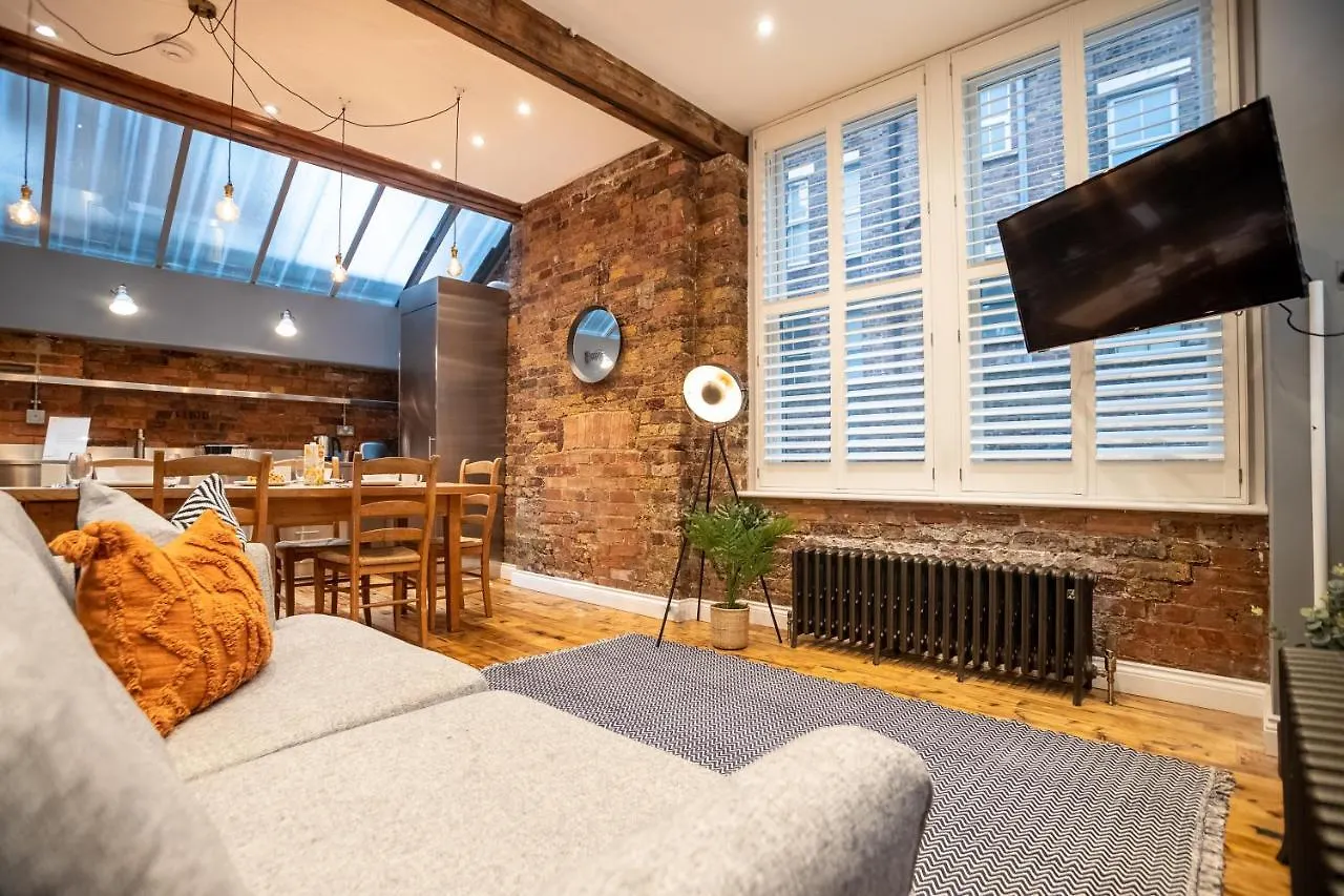 Deluxe Rustic Style Two Bedroom Bethnal Green - Yard View London