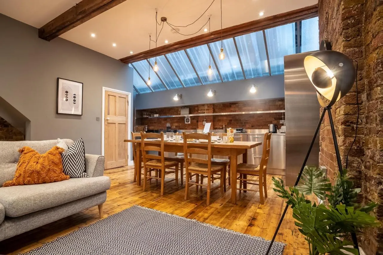 Deluxe Rustic Style Two Bedroom Bethnal Green - Yard View contacts