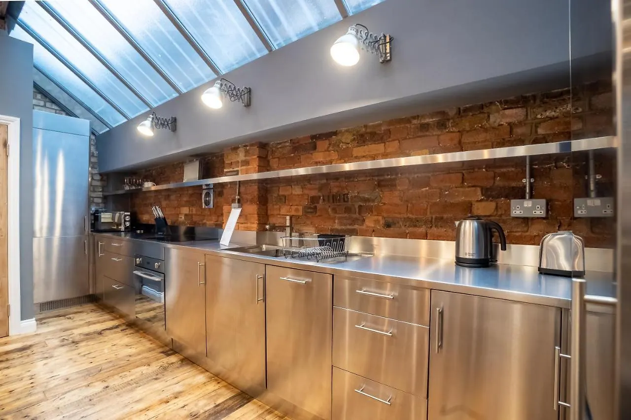 Apartment Deluxe Rustic Style Two Bedroom Bethnal Green - Yard View London