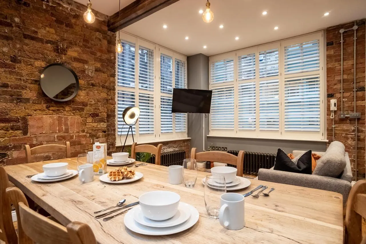 Deluxe Rustic Style Two Bedroom Bethnal Green - Yard View London