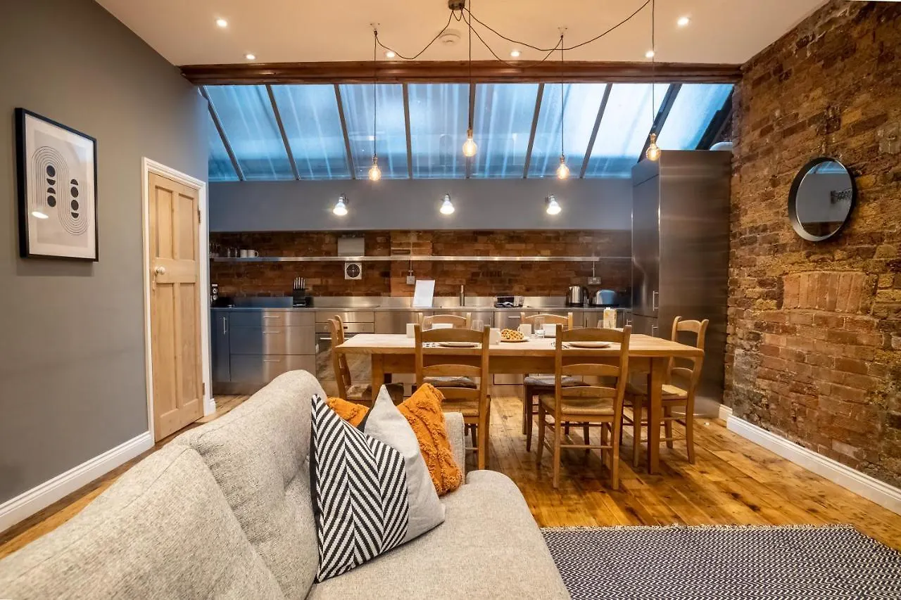 Deluxe Rustic Style Two Bedroom Bethnal Green - Yard View London Apartment