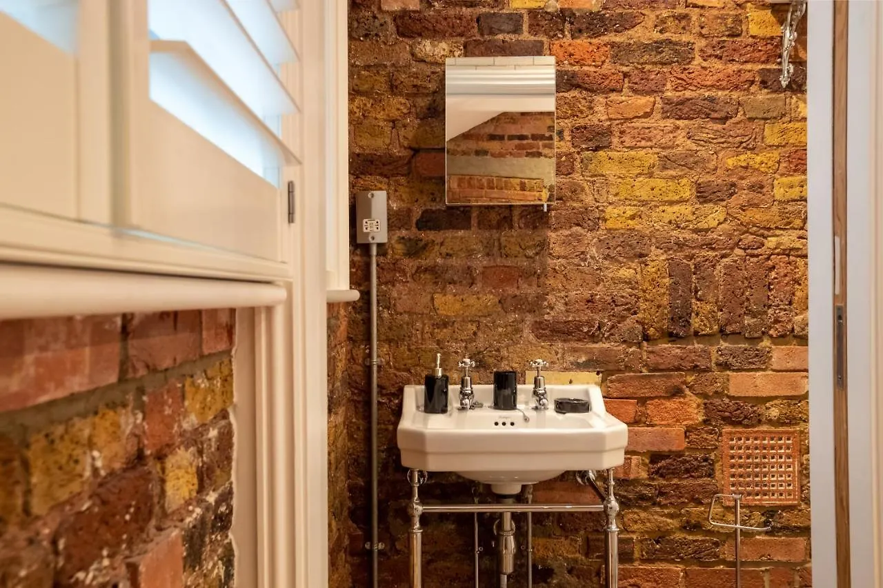 Deluxe Rustic Style Two Bedroom Bethnal Green - Yard View London United Kingdom