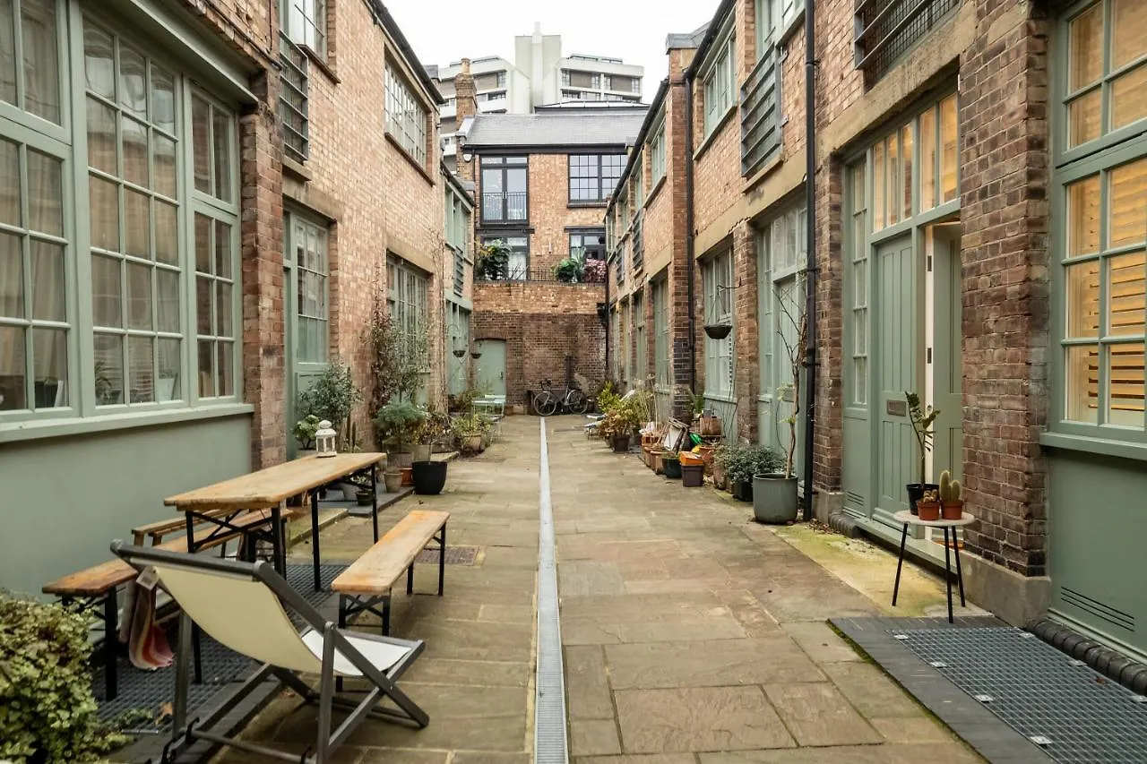 Deluxe Rustic Style Two Bedroom Bethnal Green - Yard View London United Kingdom